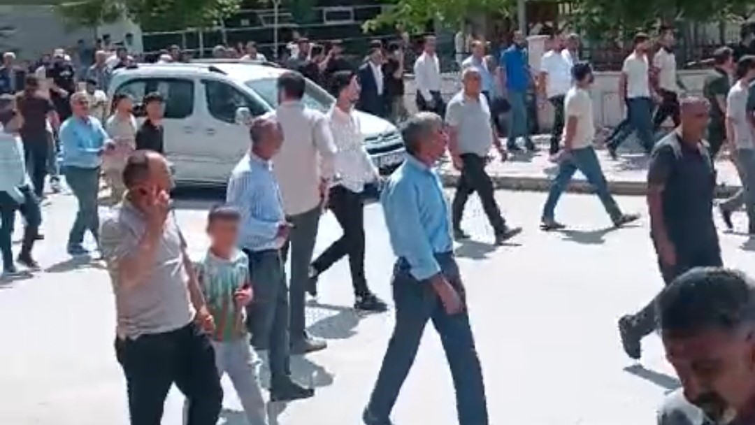 Van&rsquo;da iki aile arasında taşlı sopalı kavga: 2 yaralı