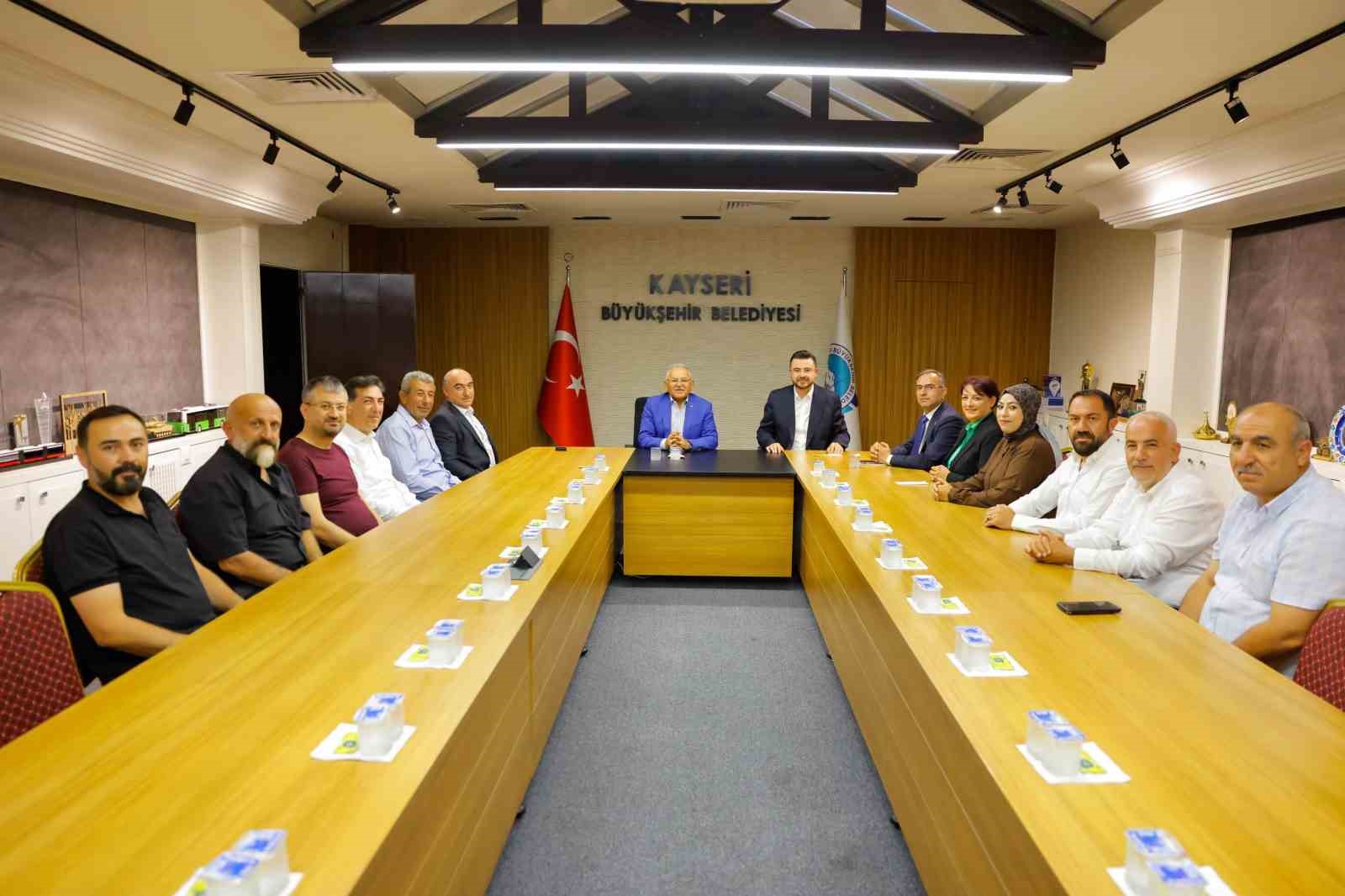 Başkan B&uuml;y&uuml;kkılı&ccedil;, şehrin farklı kesimlerinden konuklarını makamında ağırladı