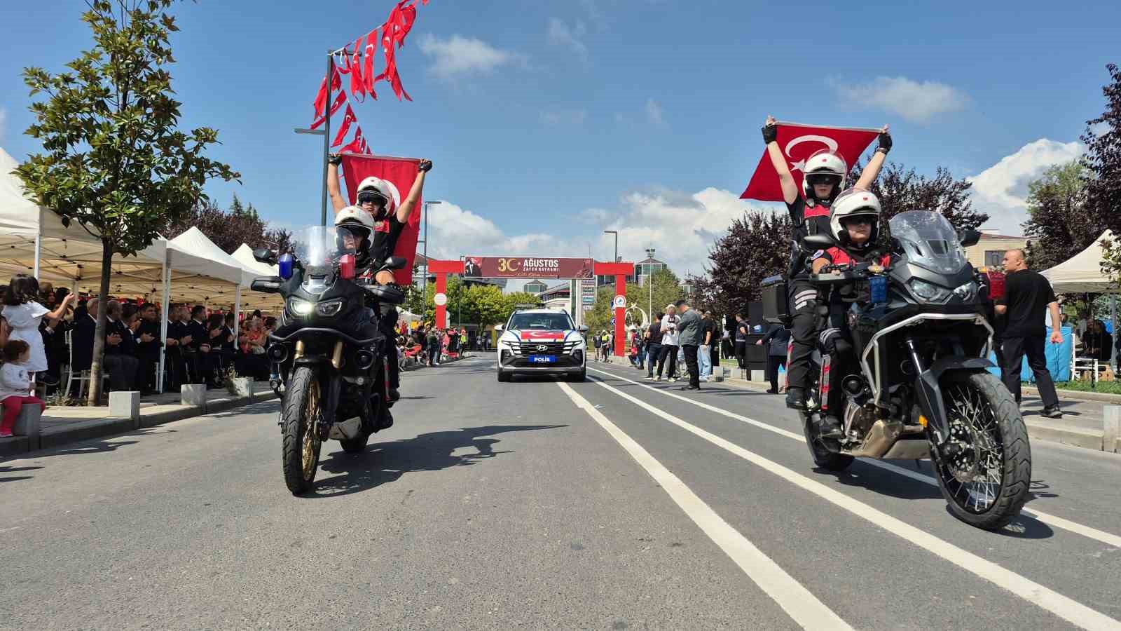 Zaferin 104. yılında komandolardan nefes kesen g&ouml;steri