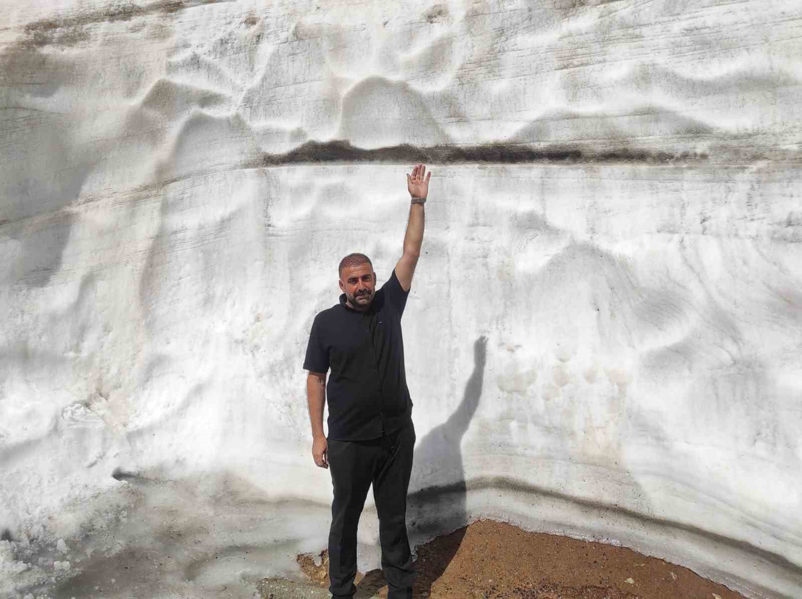 Kar kalınlığının 5 metreyi bulduğu Mereto Dağı&rsquo;na bahar yeni geldi