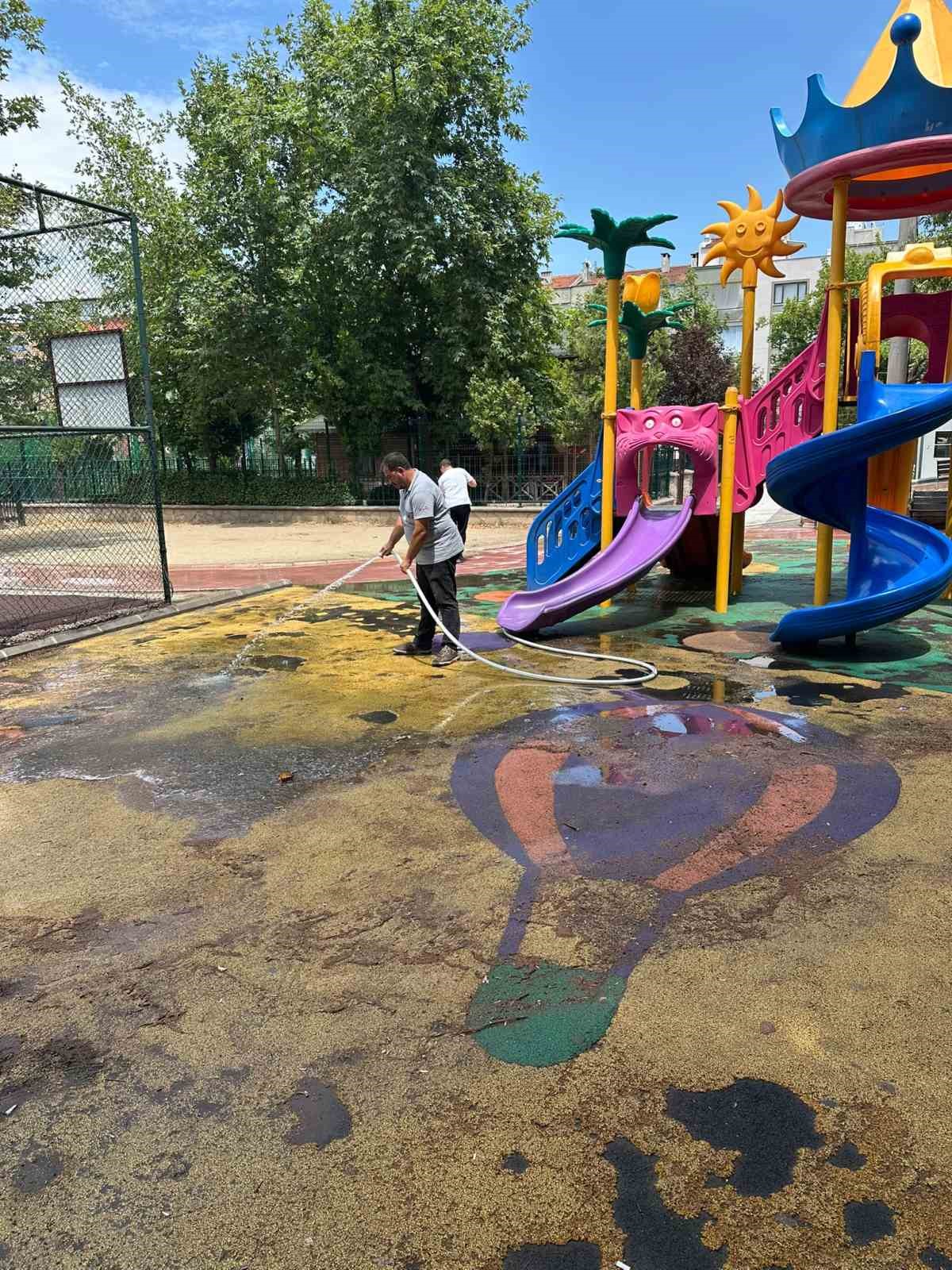 Yunusemre’de çocuk parkları pırıl pırıl oluyor