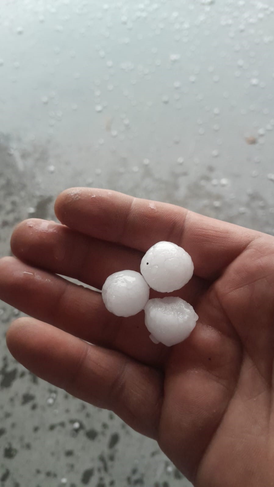Meteoroloji uyarmıştı: Kars&rsquo;ı dolu vurdu, Sanayi B&ouml;lgesi beyaza b&uuml;r&uuml;nd&uuml;