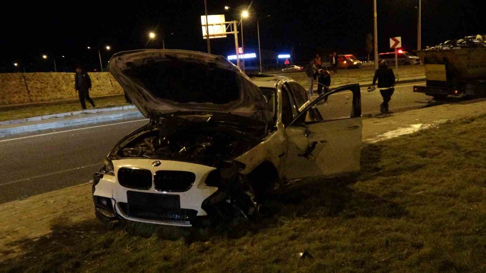 Erzurum&rsquo;da kontrolden &ccedil;ıkan otomobil takla attı: 4 yaralı
