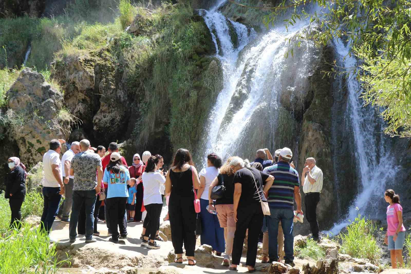40 metreden d&ouml;k&uuml;len buz gibi sular sıcaktan bunalanları ağırlıyor