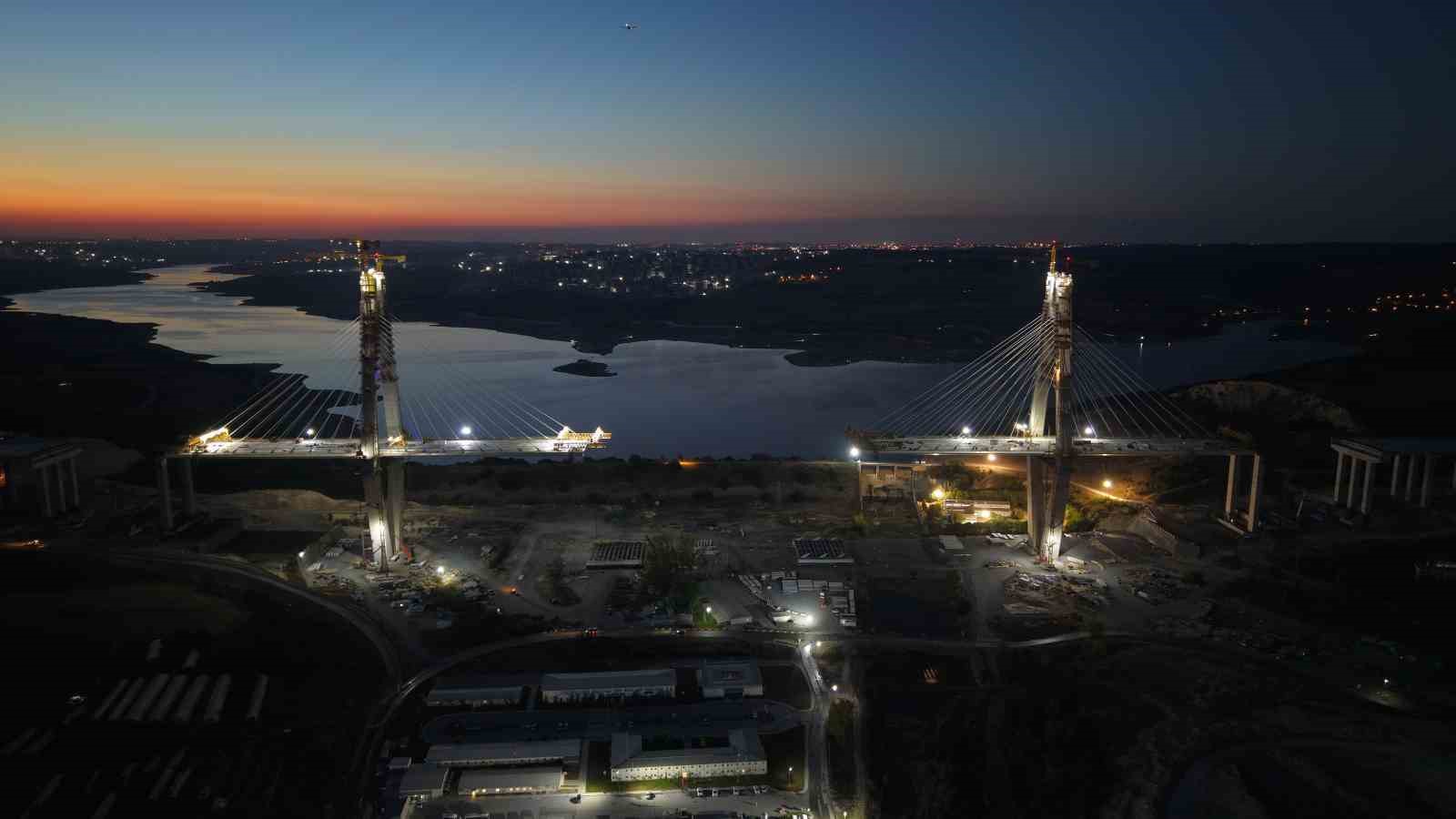 Kanal İstanbul&rsquo;lun ilk k&ouml;pr&uuml;s&uuml;nde 250 tonluk dev operasyon