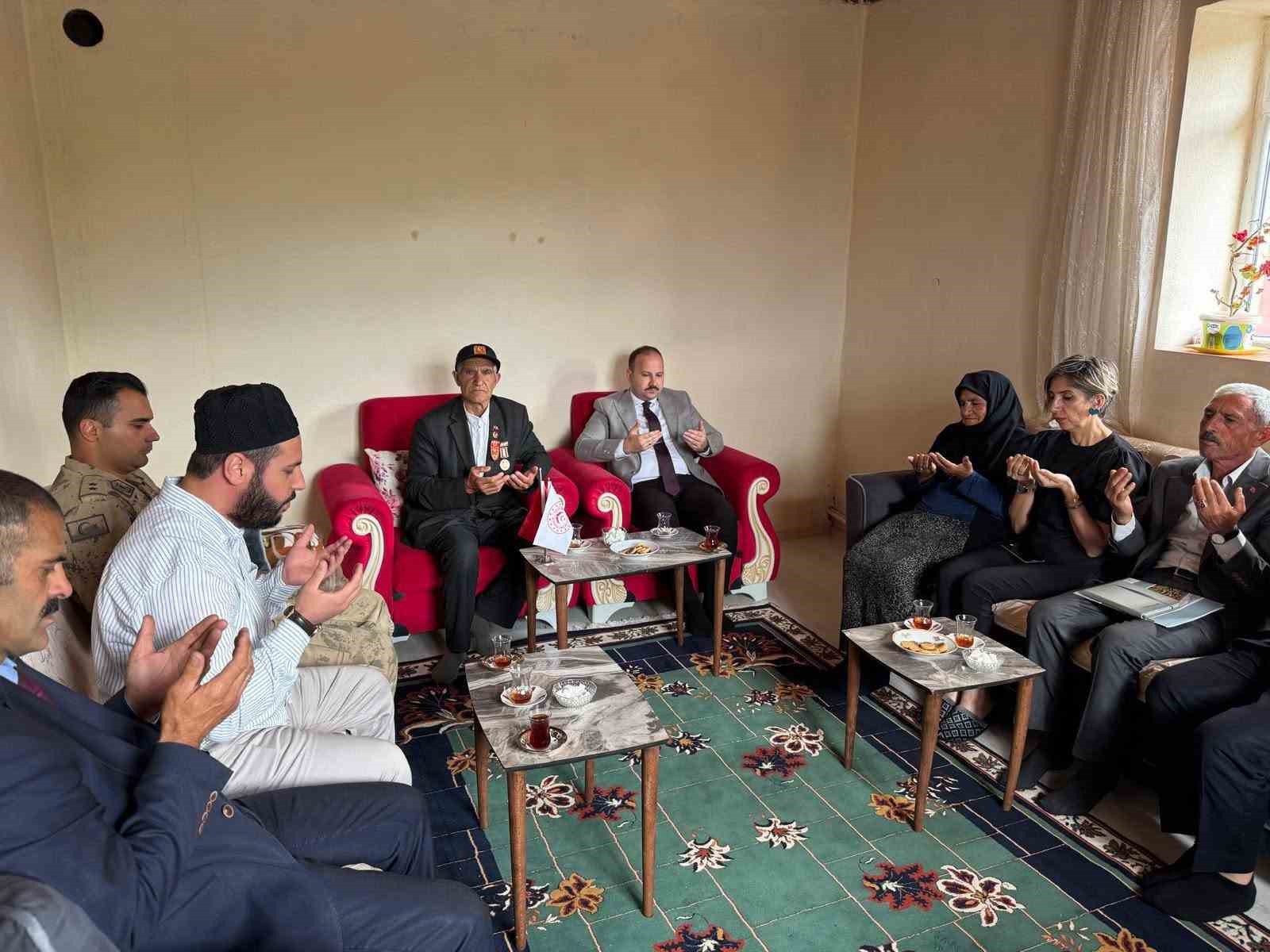 Arpa&ccedil;ay Kaymakamı G&uuml;ven&ccedil;, Kıbrıs Gazisi Şimşir&rsquo;i evinde ziyaret etti