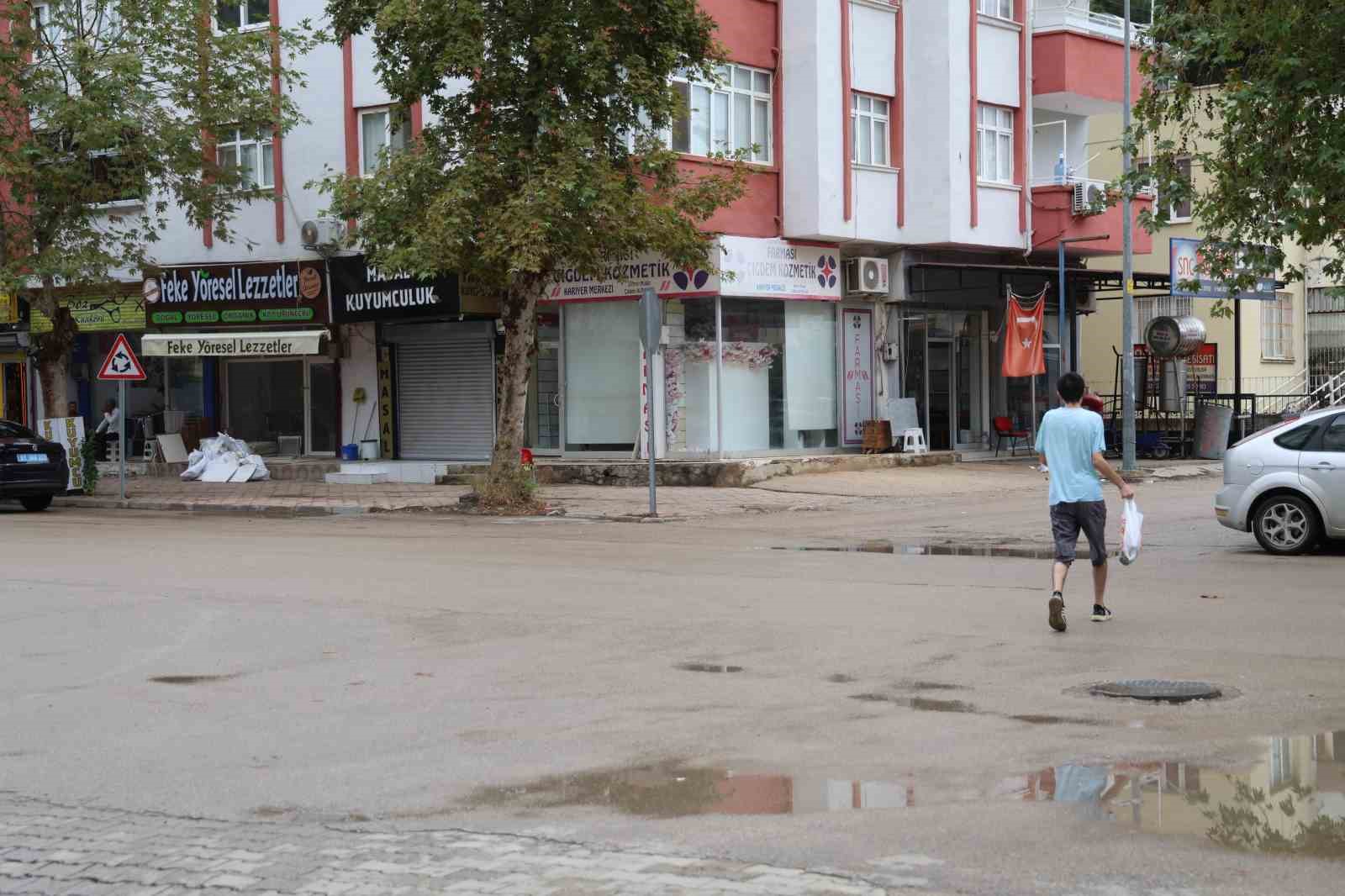 Otomobil ile motosikletin &ccedil;arpışma anı g&uuml;venlik kamerasında