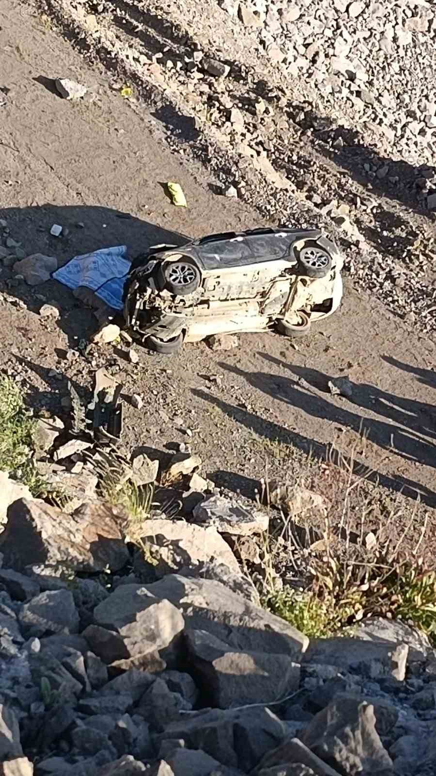 Otomobil şarampole yuvarlandı: Aynı aileden 3 kişi hayatını kaybetti