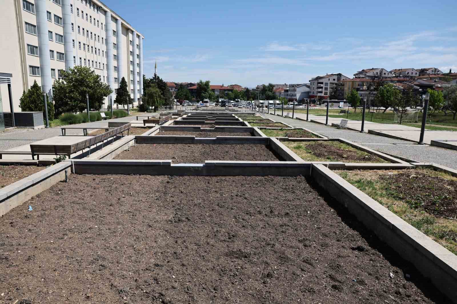 Nil&uuml;fer&rsquo;de atıl s&uuml;s havuzları kent bah&ccedil;esine d&ouml;n&uuml;ş&uuml;yor