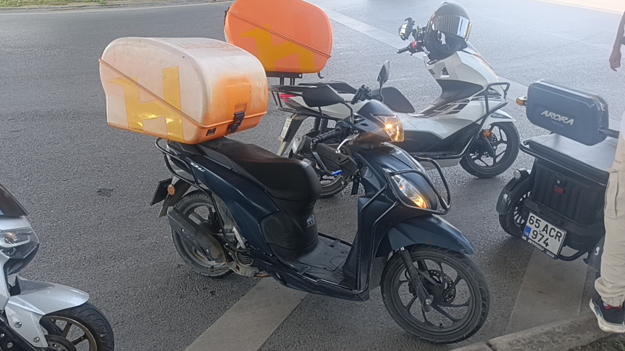 Otomobile &ccedil;arpmamak i&ccedil;in frene bassa da kaza yapmaktan ka&ccedil;amadı