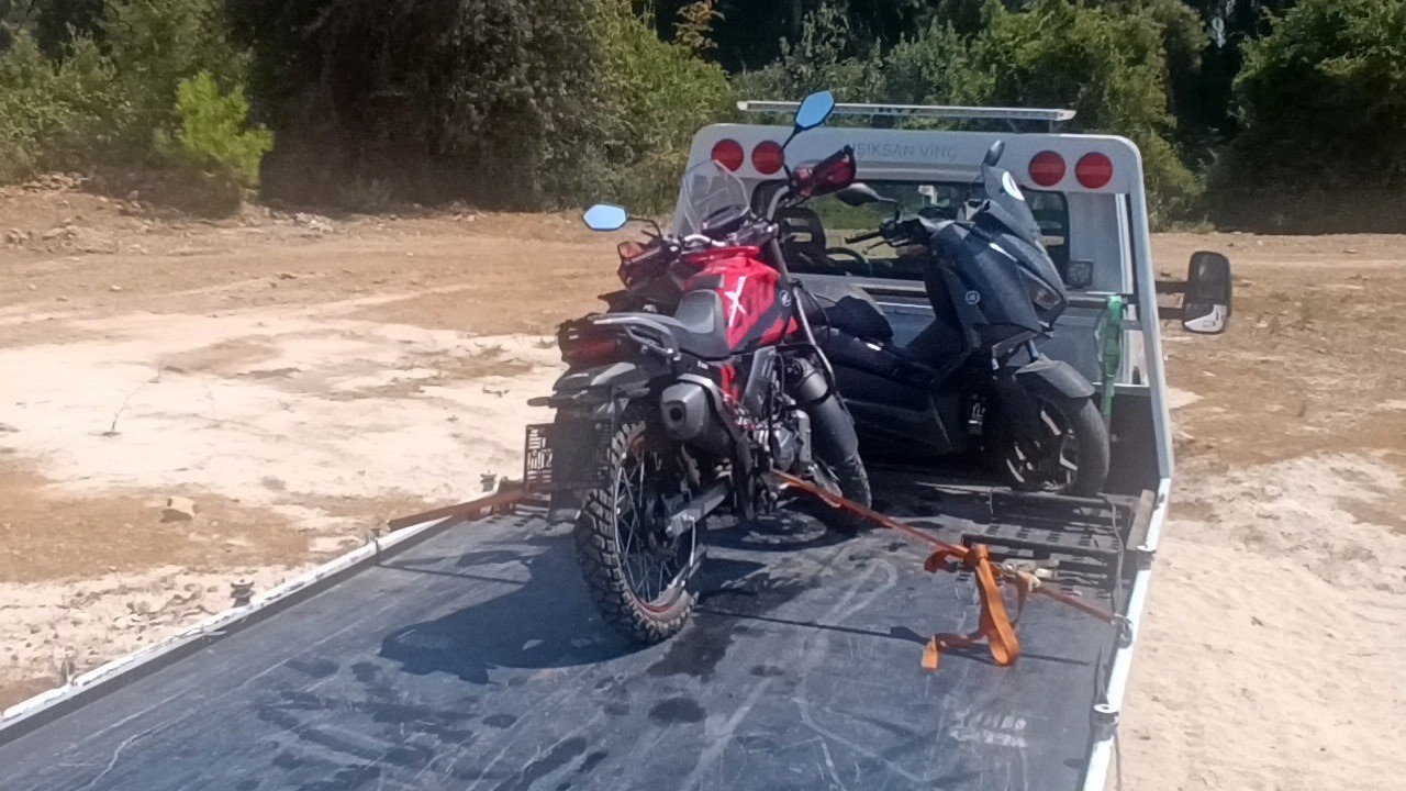 Trafik uygulamasını g&ouml;r&uuml;nce motosikletini ormanlık alana bırakıp ka&ccedil;tı, cezadan ka&ccedil;amadı