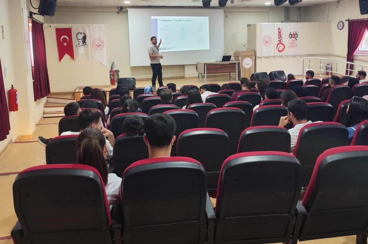 Mutlu yuvalar i&ccedil;in ilk adım Cizre&rsquo;de atıldı: &Ccedil;iftler salona akın etti