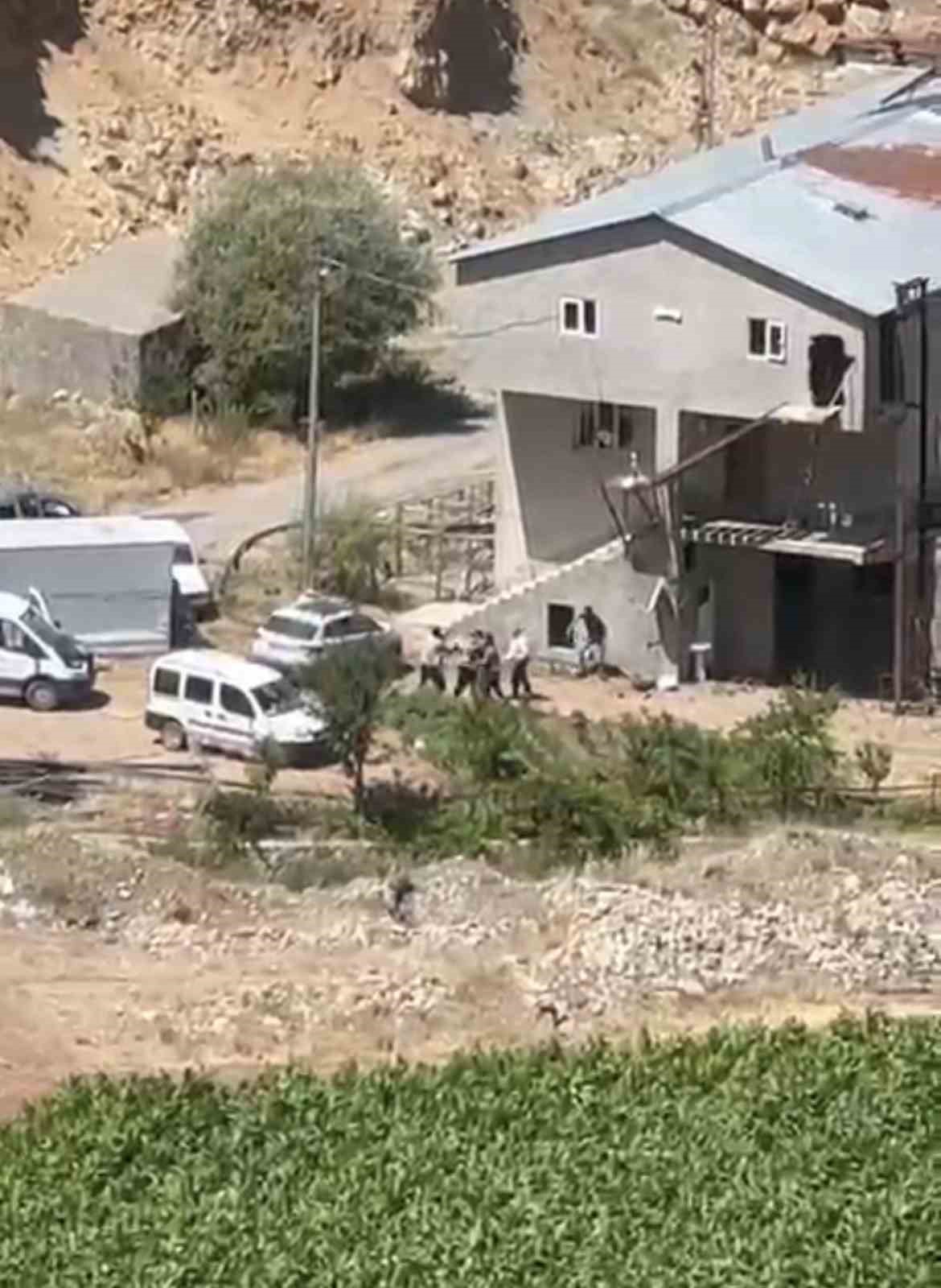 Adıyaman&rsquo;da dehşet g&ouml;r&uuml;nt&uuml;ler: Kamyonetle &ccedil;arptığı şahsı metrelerce fırlattı