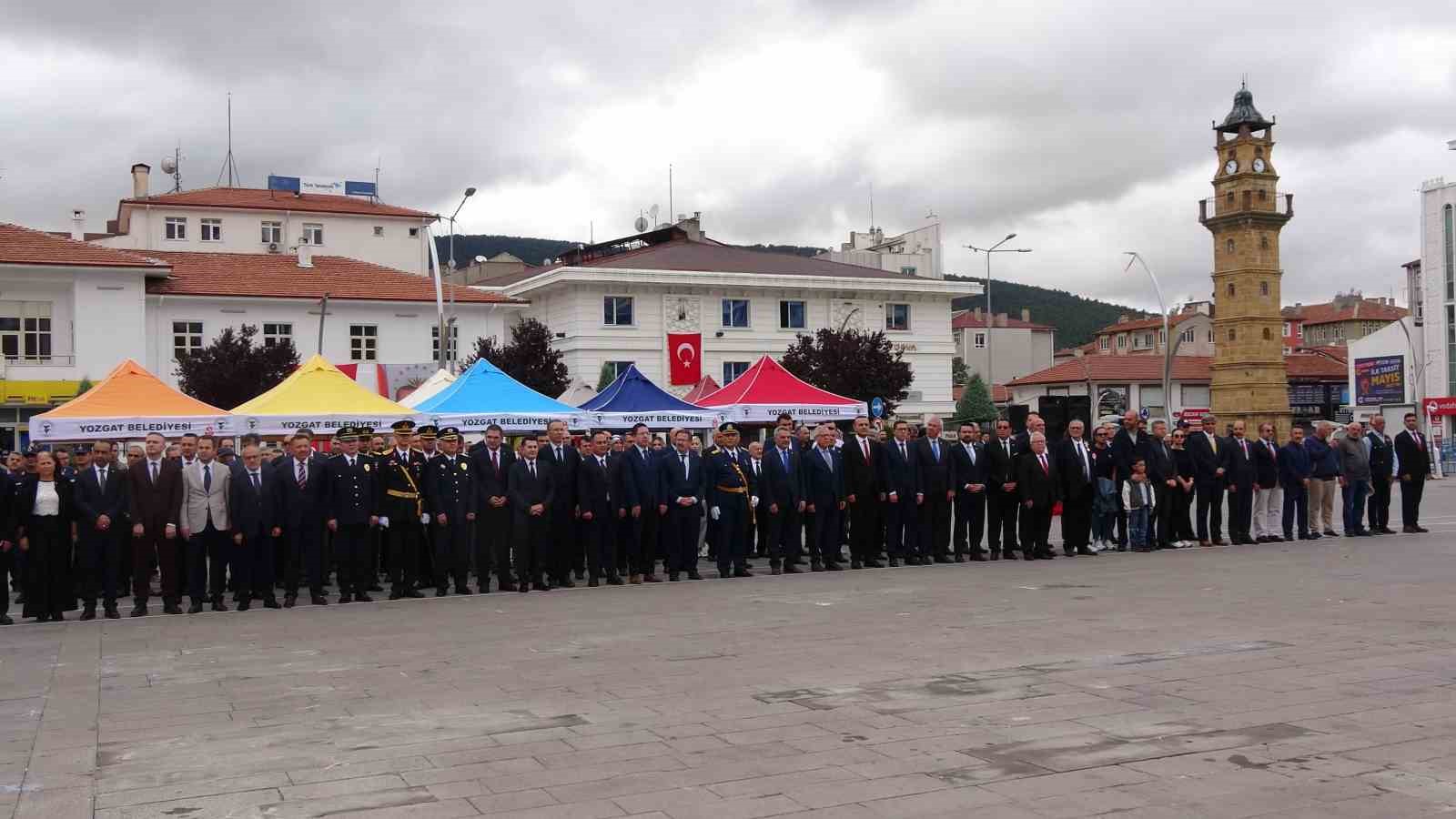 Komandoların zeybek oyunu beğeni topladı