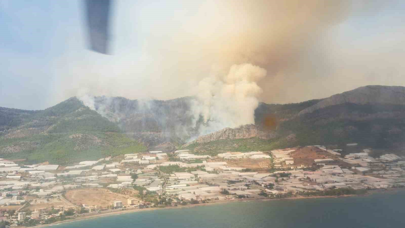 Mersin&rsquo;deki orman yangını s&uuml;r&uuml;yor
