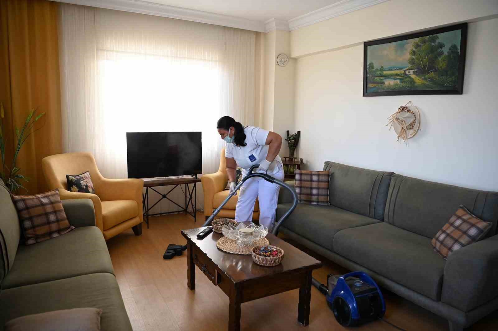 Kuşadası Belediyesi&rsquo;nin evde bakım birimi yaşamları kolaylaştırıyor