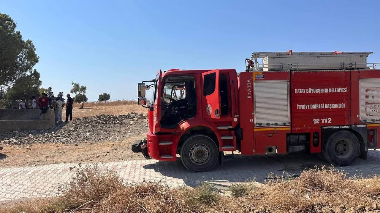 Arsuz&rsquo;da ağaca &ccedil;arpan otomobilin s&uuml;r&uuml;c&uuml;s&uuml; yaralandı