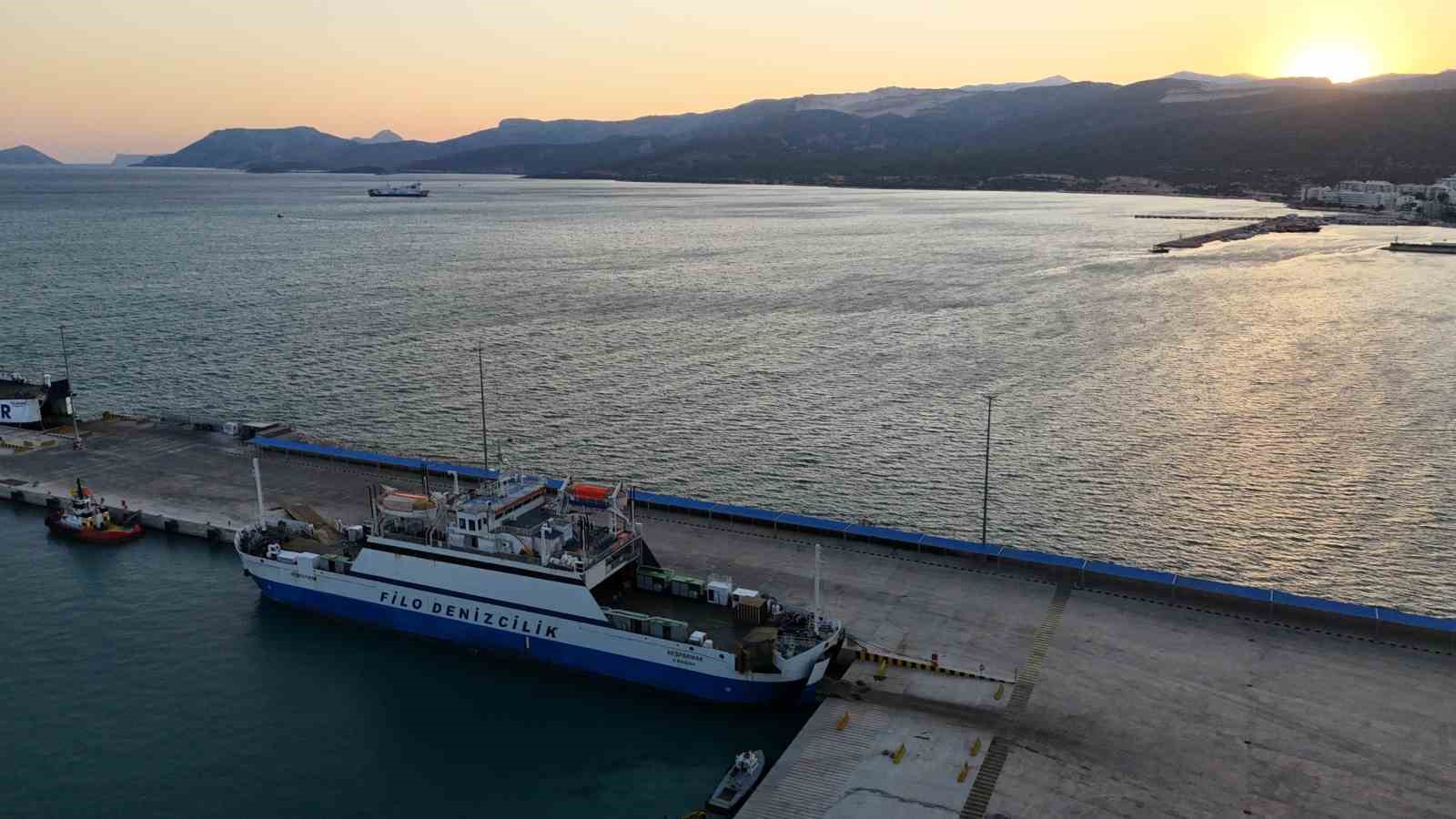 Filo Denizcilik&rsquo;e ait &lsquo;Beşparmak&rsquo; feribotu Taşucu Limanı&rsquo;nda bekliyor