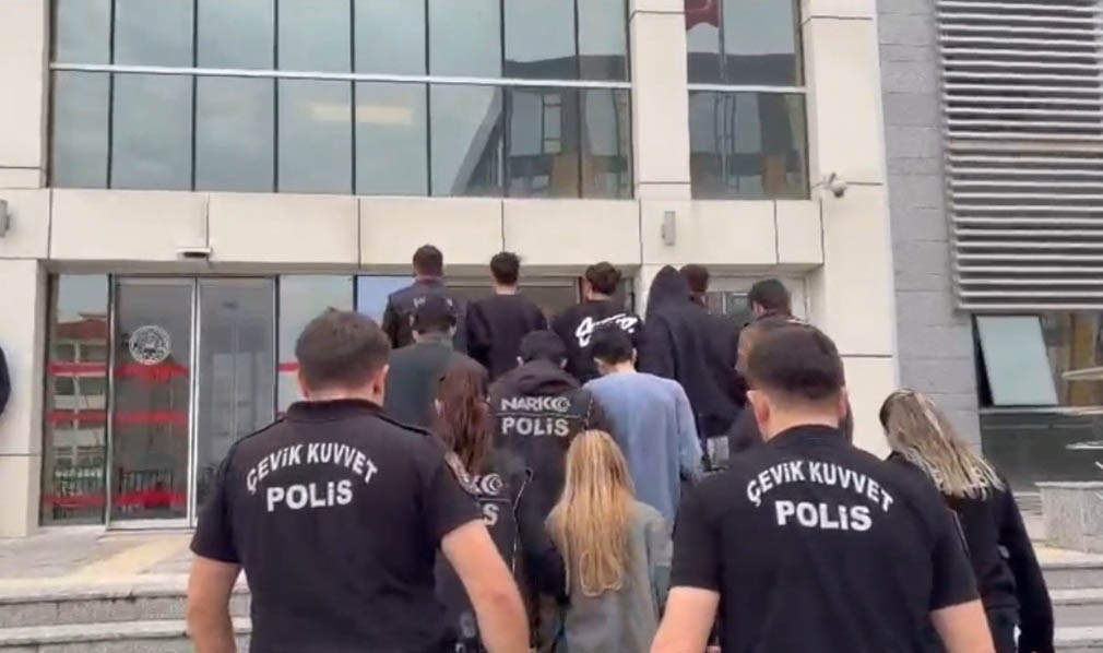 Kargoyla uyuşturucu ticaretine b&uuml;y&uuml;k darbe: 8 ş&uuml;pheli tutuklandı