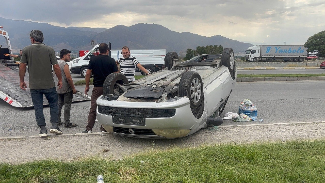 Erzincan&rsquo;da otomobil takla attı: 2 yaralı