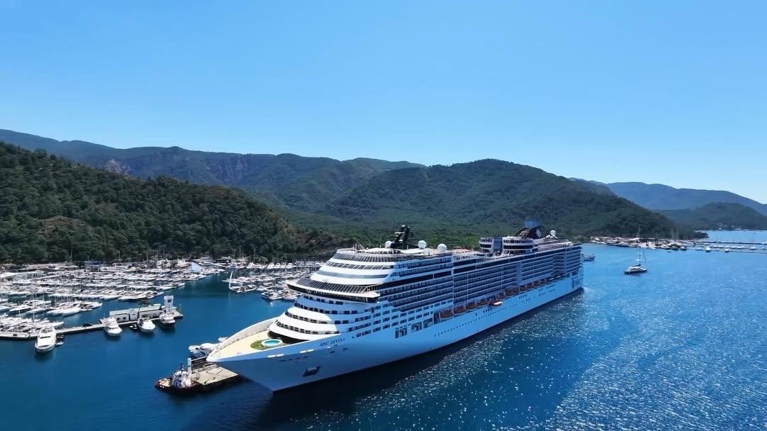 Denizden turist akını Marmaris&rsquo;te kruvaziyer bereketi yaşanıyor