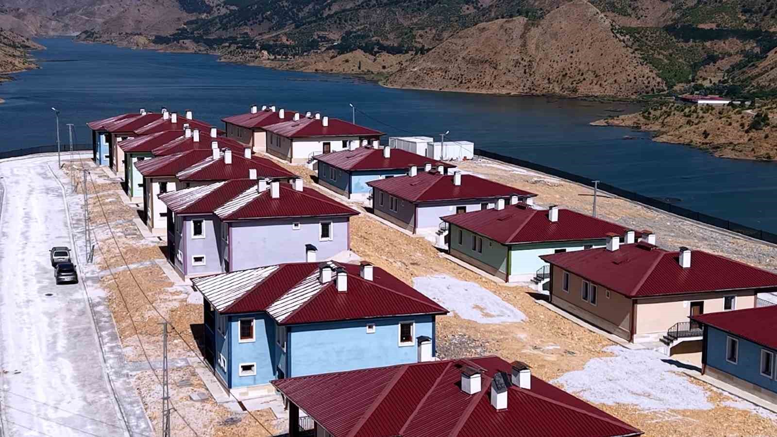 Bakan Kurum, Adıyaman&rsquo;da depremden sonra inşa edilen k&ouml;y evlerini paylaştı