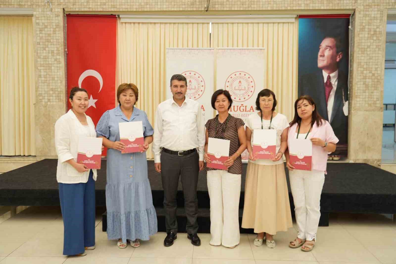 Kazakistanlı &ouml;ğretmenlerin eğitim programı sertifika t&ouml;reniyle ta&ccedil;landı