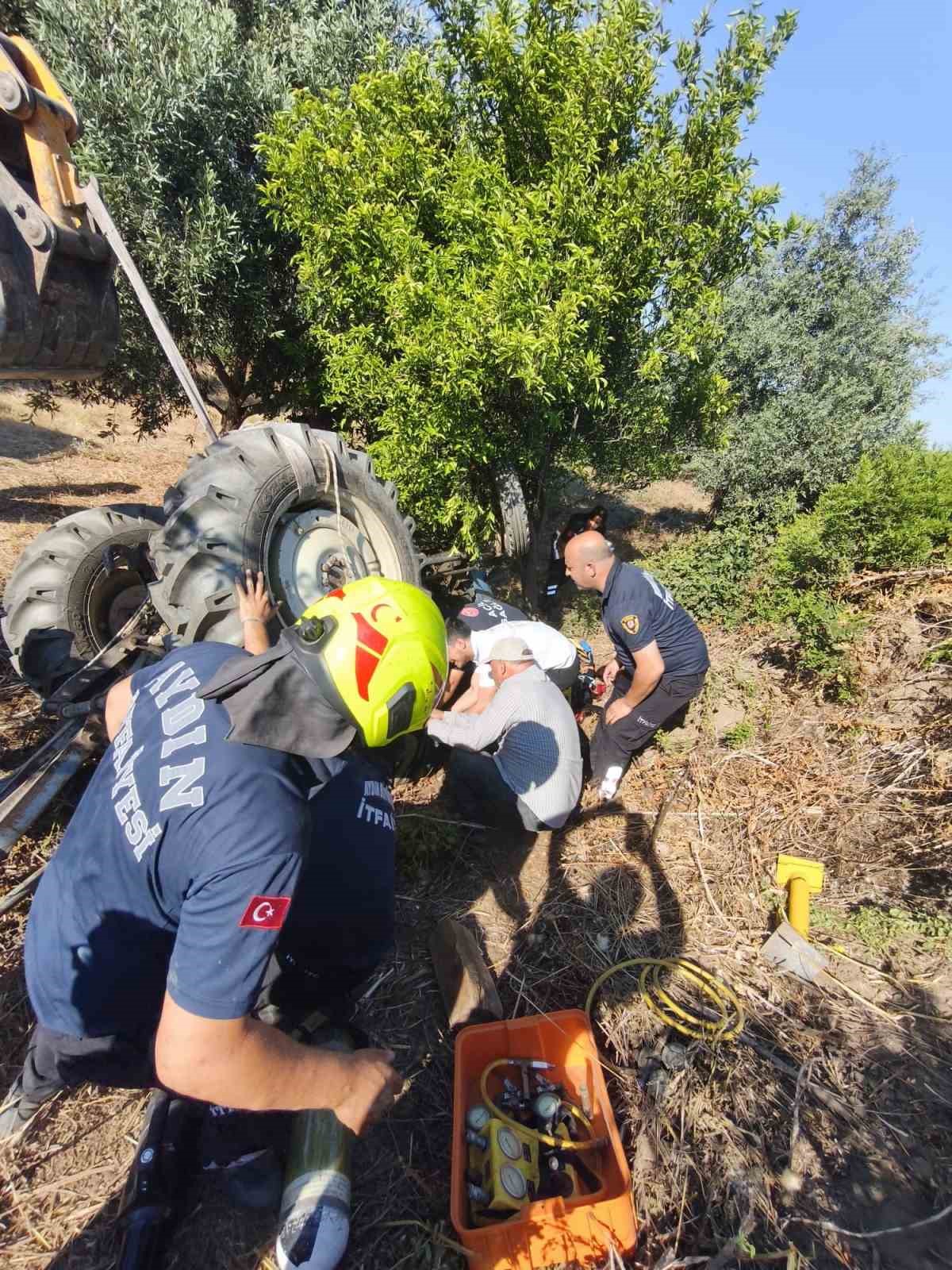 Trakt&ouml;r&uuml;n altında kalan şahıs, ekiplerin &ccedil;alışmasıyla kurtarıldı