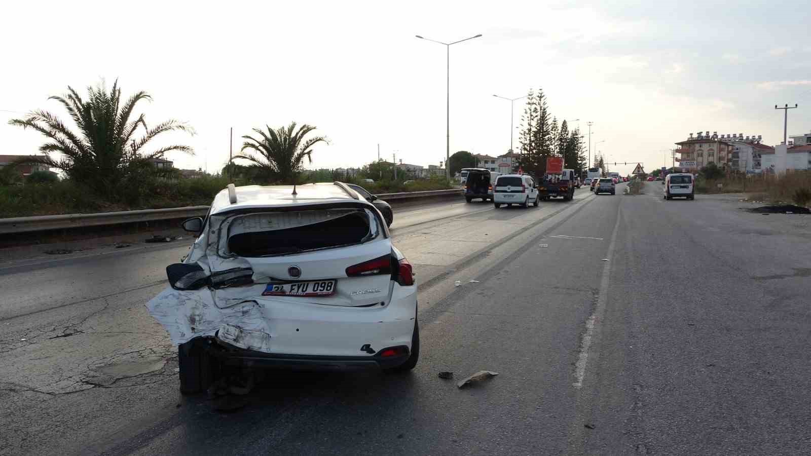 Alkoll&uuml; s&uuml;r&uuml;c&uuml;n&uuml;n kullandığı kamyonet otomobile &ccedil;arptı: 1 yaralı