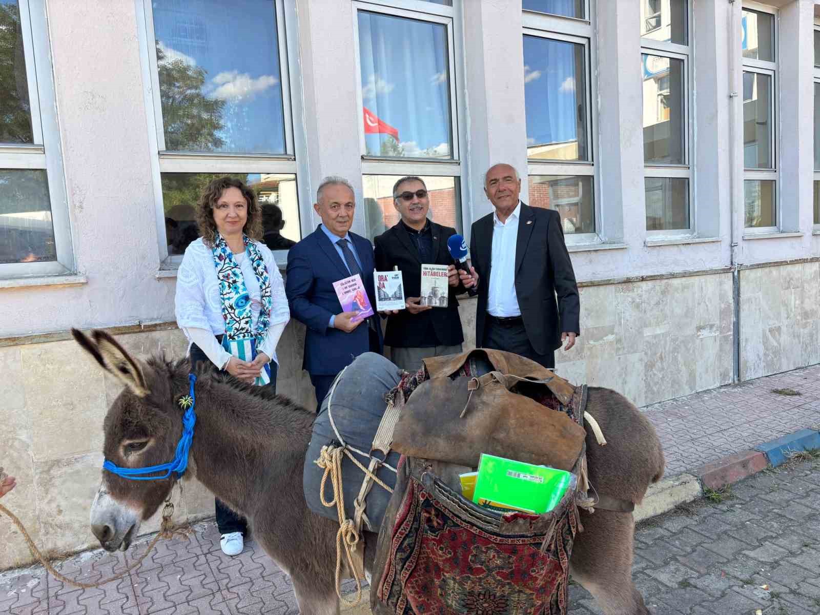 Eşeğiyle kitap taşıyor, k&ouml;y &ccedil;ocuklarının hayallerine ışık oluyor