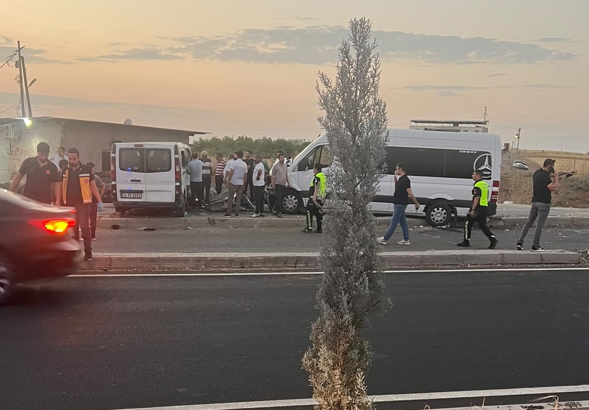 Batman&rsquo;da iki minib&uuml;s &ccedil;arpıştı: 9 yaralı