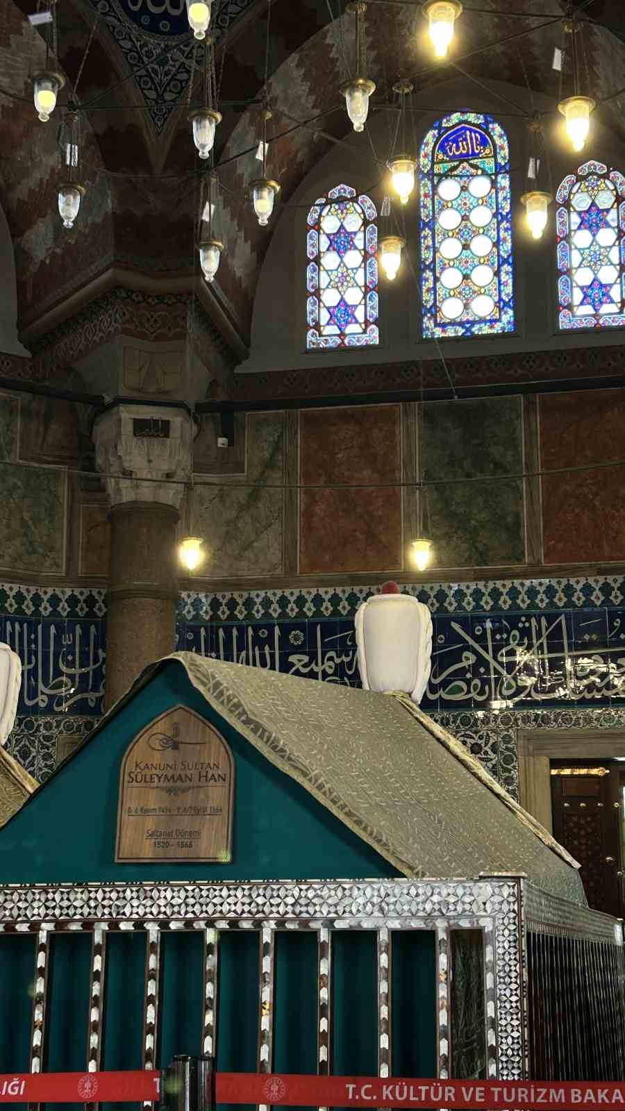 Kanunu Sultan S&uuml;leyman vefatının 460&rsquo;ıncı yılında kabri başında dualarla anıldı