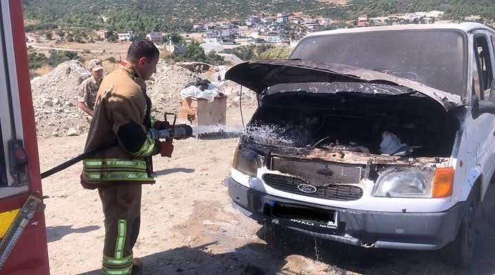 Antakya&rsquo;da minib&uuml;s&uuml;n motorundan alevler y&uuml;kseldi