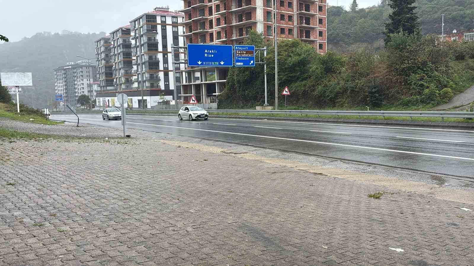 Motosiklet s&uuml;r&uuml;c&uuml;s&uuml; trafik levhasına &ccedil;arptı