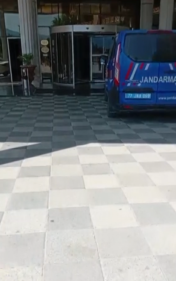 Yalova&rsquo;da haklarını alamayan &ccedil;alışanlar otelden ayrılmıyor