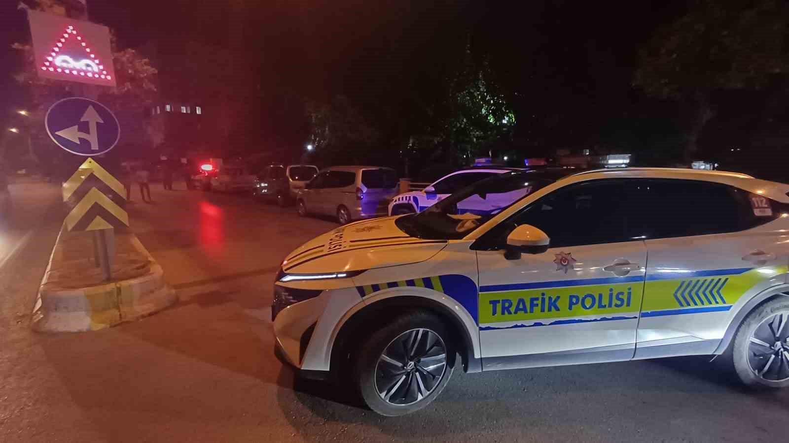 Durakta bulunan ş&uuml;pheli &ccedil;anta ekipleri harekete ge&ccedil;irdi