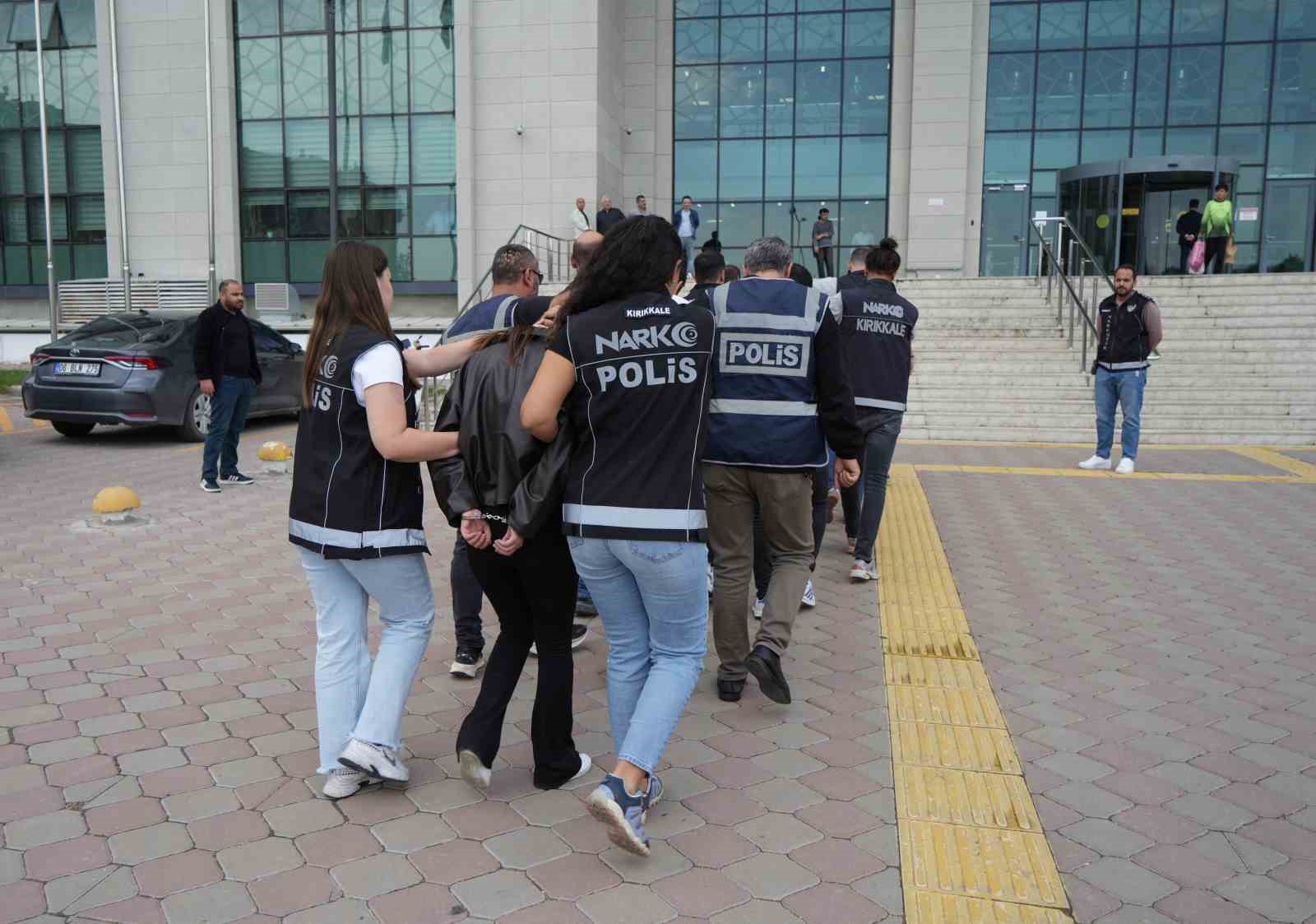 12 milyon liralık uyuşturucu piyasaya s&uuml;r&uuml;lmeden durduruldu: 6 g&ouml;zaltı