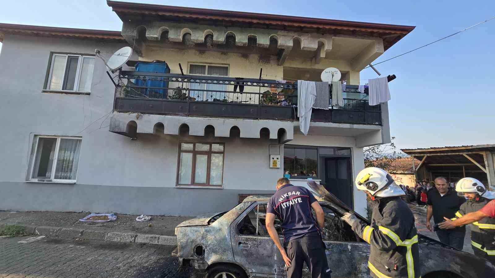 Yanan otomobilin alevleri balkondaki &ccedil;amaşırları tutuşturdu