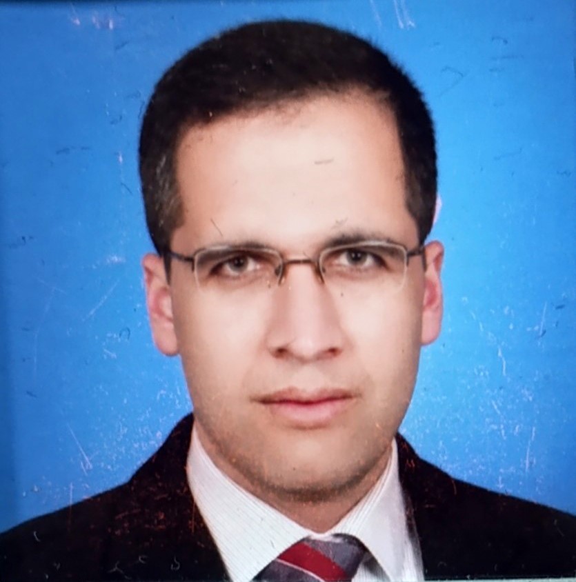 Devrilen traktörün altında kalan edebiyat öğretmeni hayatını kaybetti