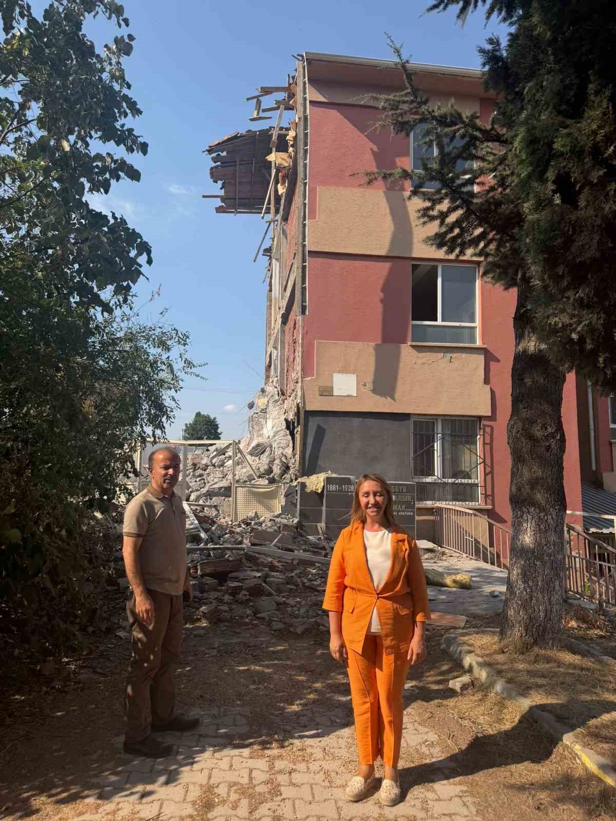 Deprem riski olan Atat&uuml;rk Ortaokulu yıkılıyor