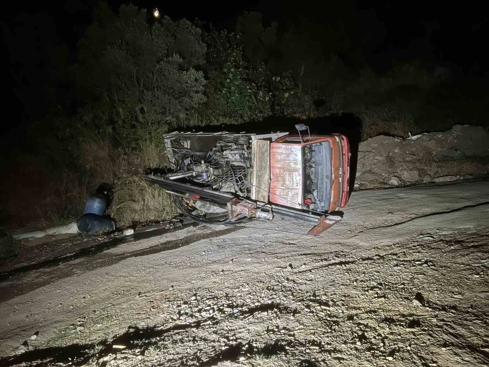 Bursa&rsquo;da devrilen iş makinesinde sıkışan s&uuml;r&uuml;c&uuml; camdan &ccedil;ıkarıldı