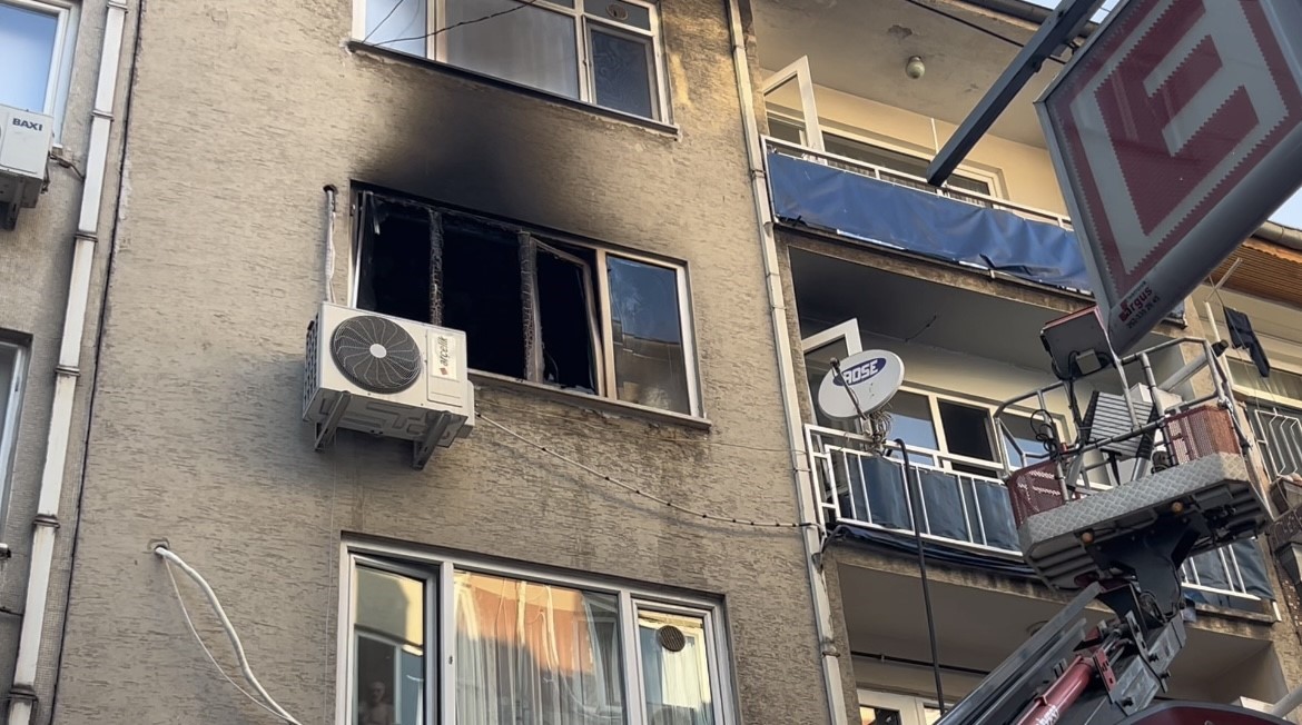 Bursa&rsquo;da korkutan yangın...Mahalleli sokağa d&ouml;k&uuml;ld&uuml;
