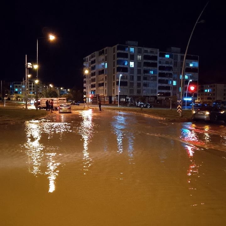 Elazığ&rsquo;da sağanak yağışta su seviyesi 2,10 metrelik sınırı buldu