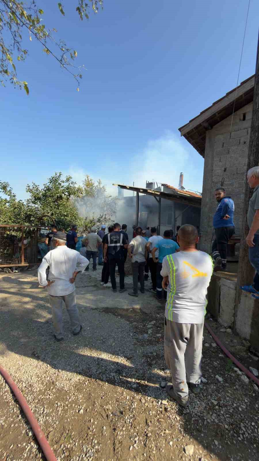 Sakarya&rsquo;da iki katlı evde &ccedil;ıkan yangın paniğe neden oldu