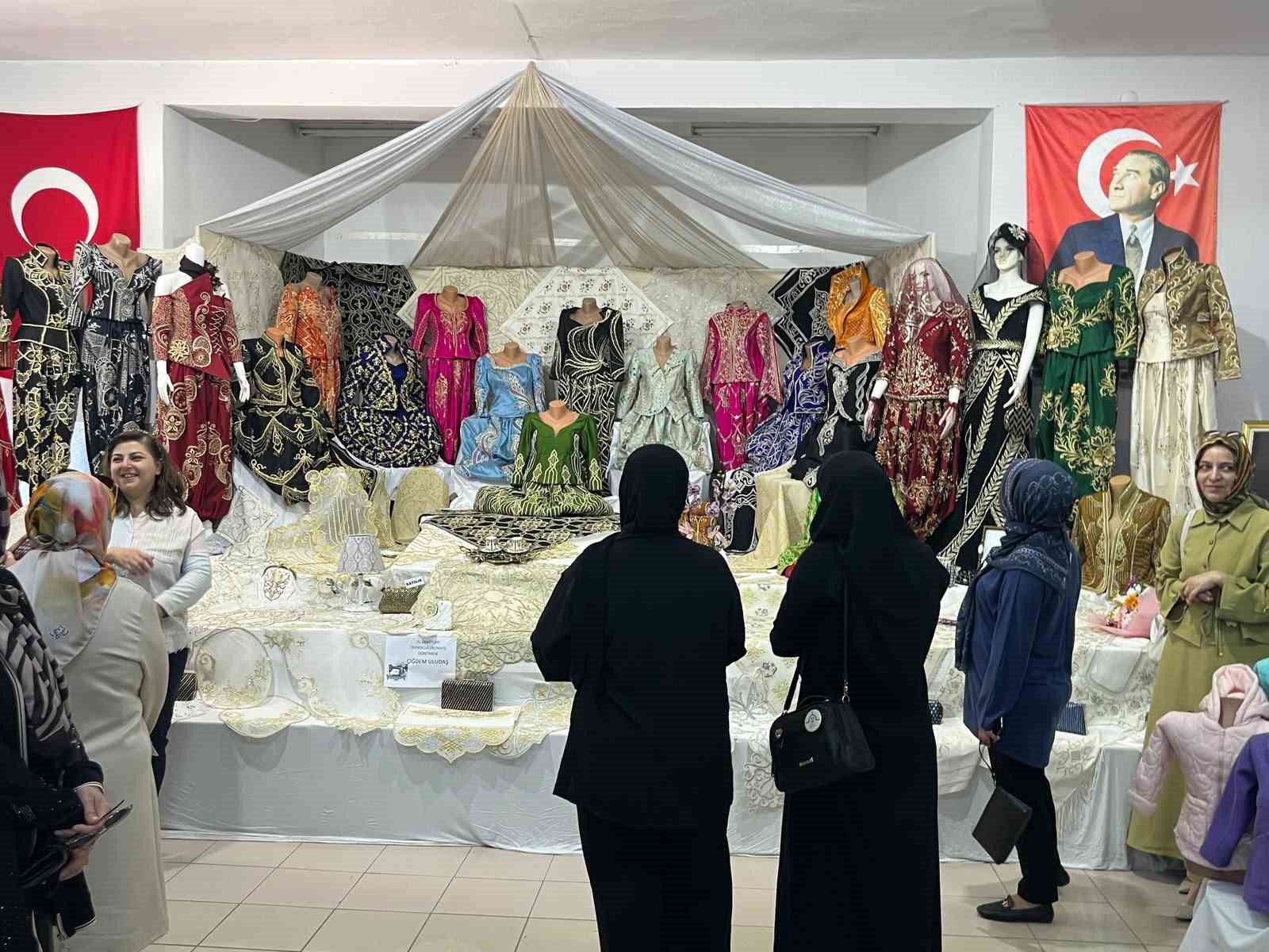 K&uuml;tahya Tavşanlı&rsquo;da Halk Eğitim kursiyerlerinden g&ouml;rkemli yıl sonu sergisi