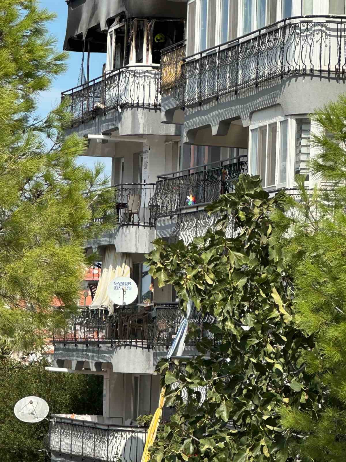 Ayvalık&rsquo;ta kızgın yağa su d&ouml;k&uuml;l&uuml;nce yangın &ccedil;ıktı