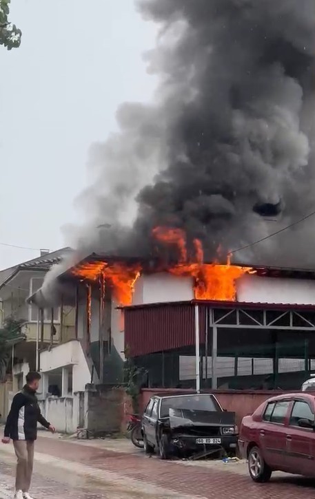 Erbaa&rsquo;da iki katlı evde &ccedil;ıkan yangında ev kullanılamaz hale geldi