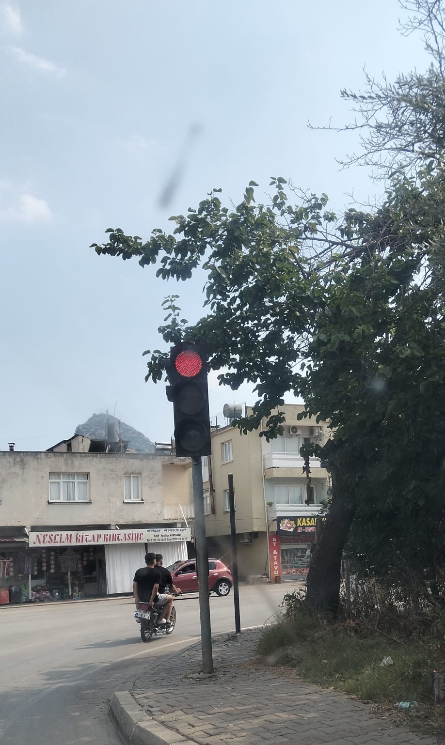 Kırmızı ışıkta ge&ccedil;en ehliyetsiz motosiklet s&uuml;r&uuml;c&uuml;s&uuml;ne 85 bin TL para cezası