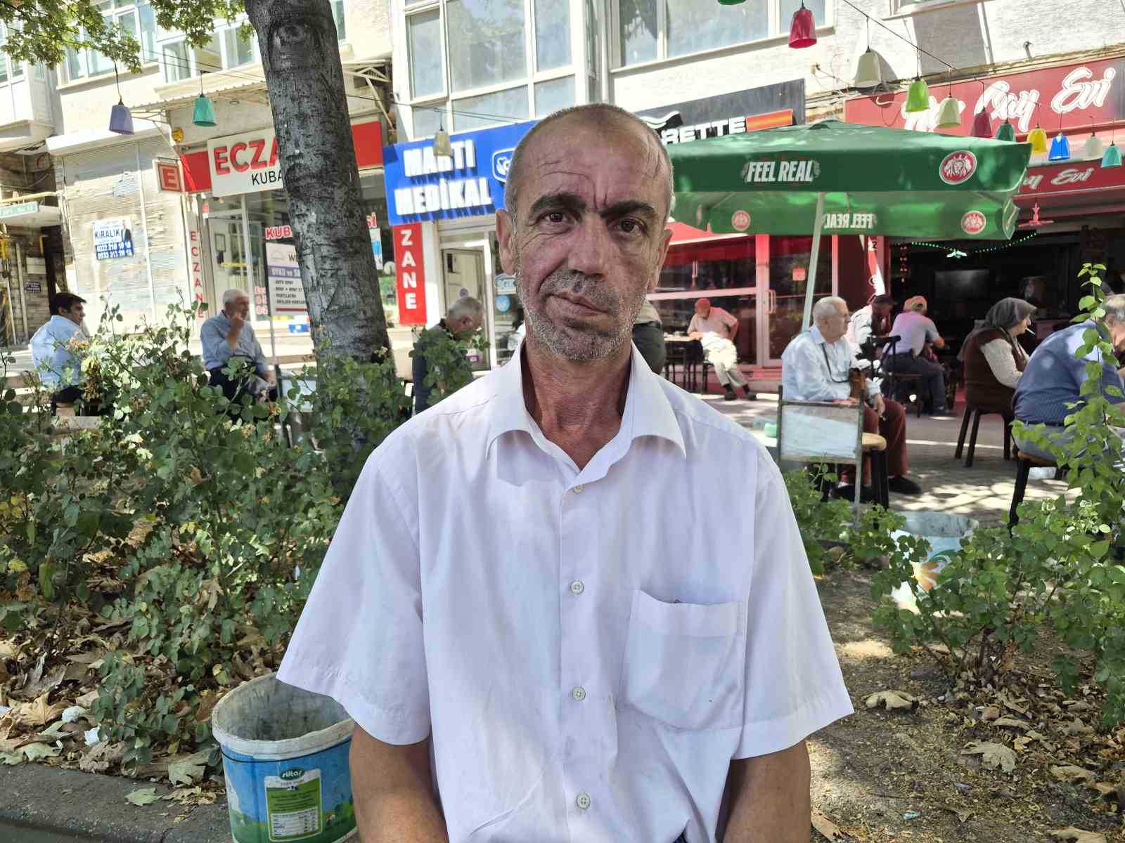 Seyyar ayakkabı boyacısının astığı yazı &ccedil;evrede dikkat &ccedil;ekiyor