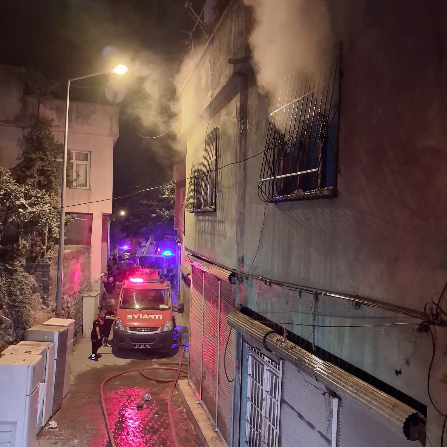 Ateşe verildiği iddia edilen ev kullanılamaz hale geldi